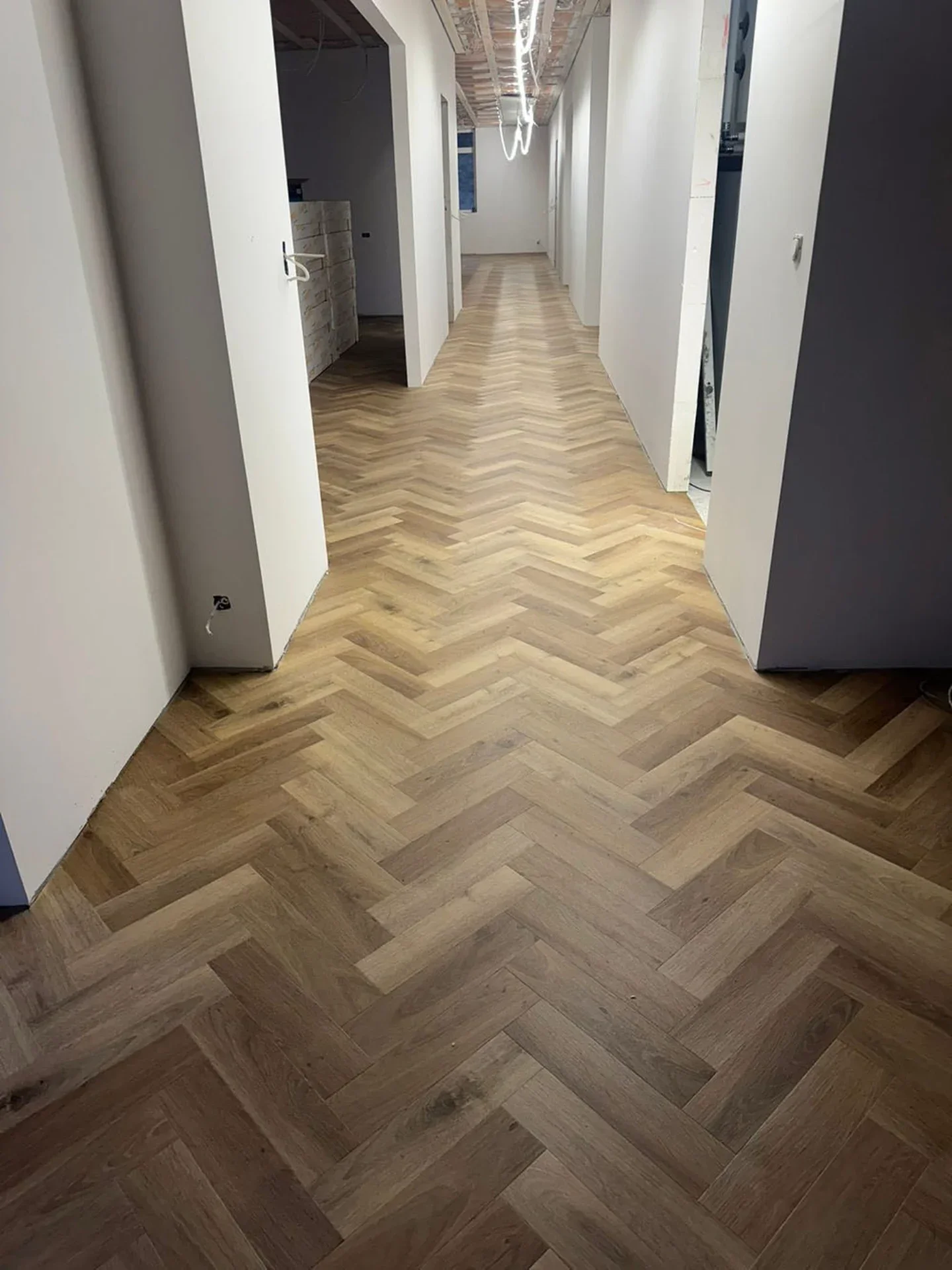 Professionelt installeret trægulv i moderne kontorindretning, elegant og holdbart.