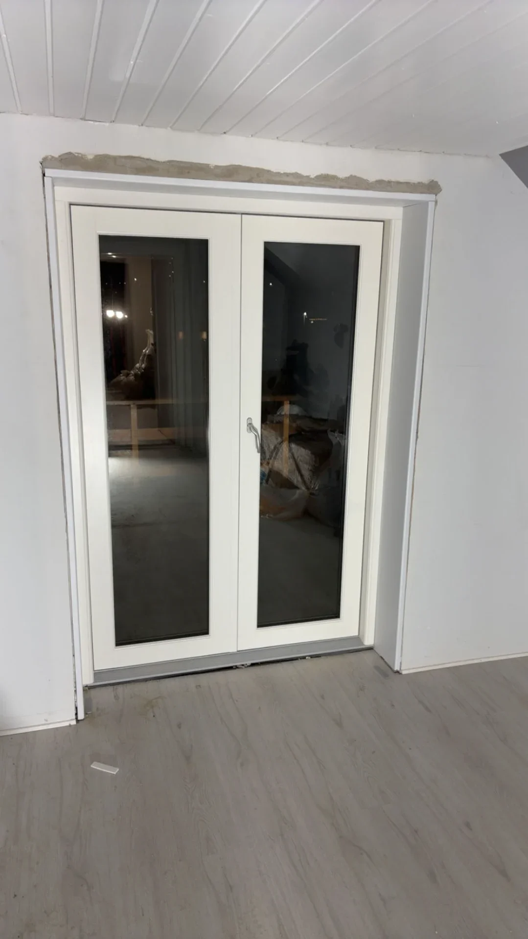 Professionel installation af glastil til døre og vinduer i hjemmet.