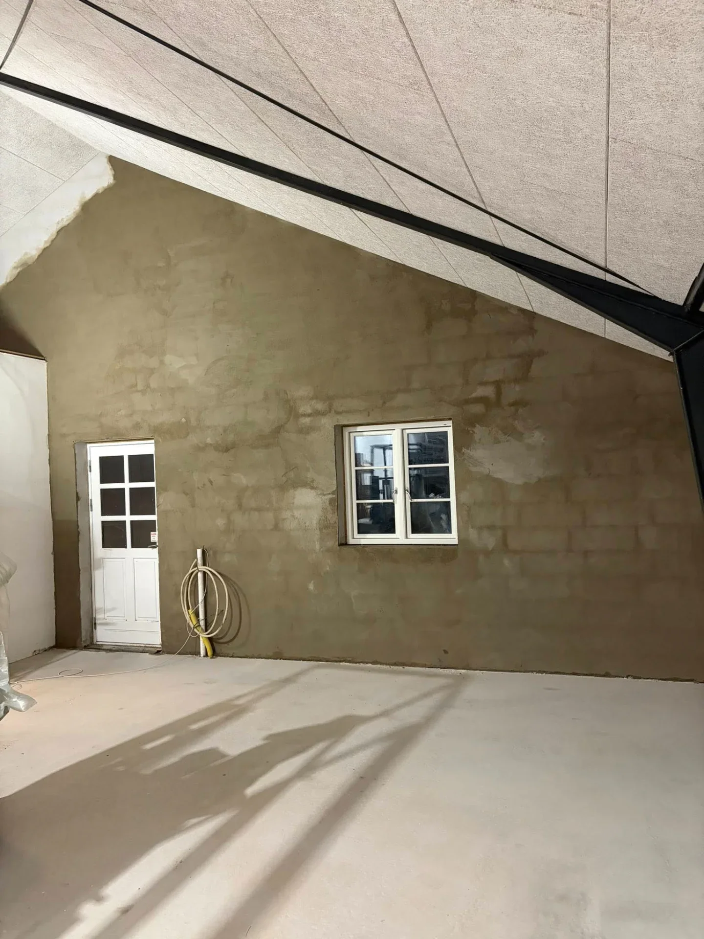 Renovering af facade og indvendig væg i København, professionelt byggeri.