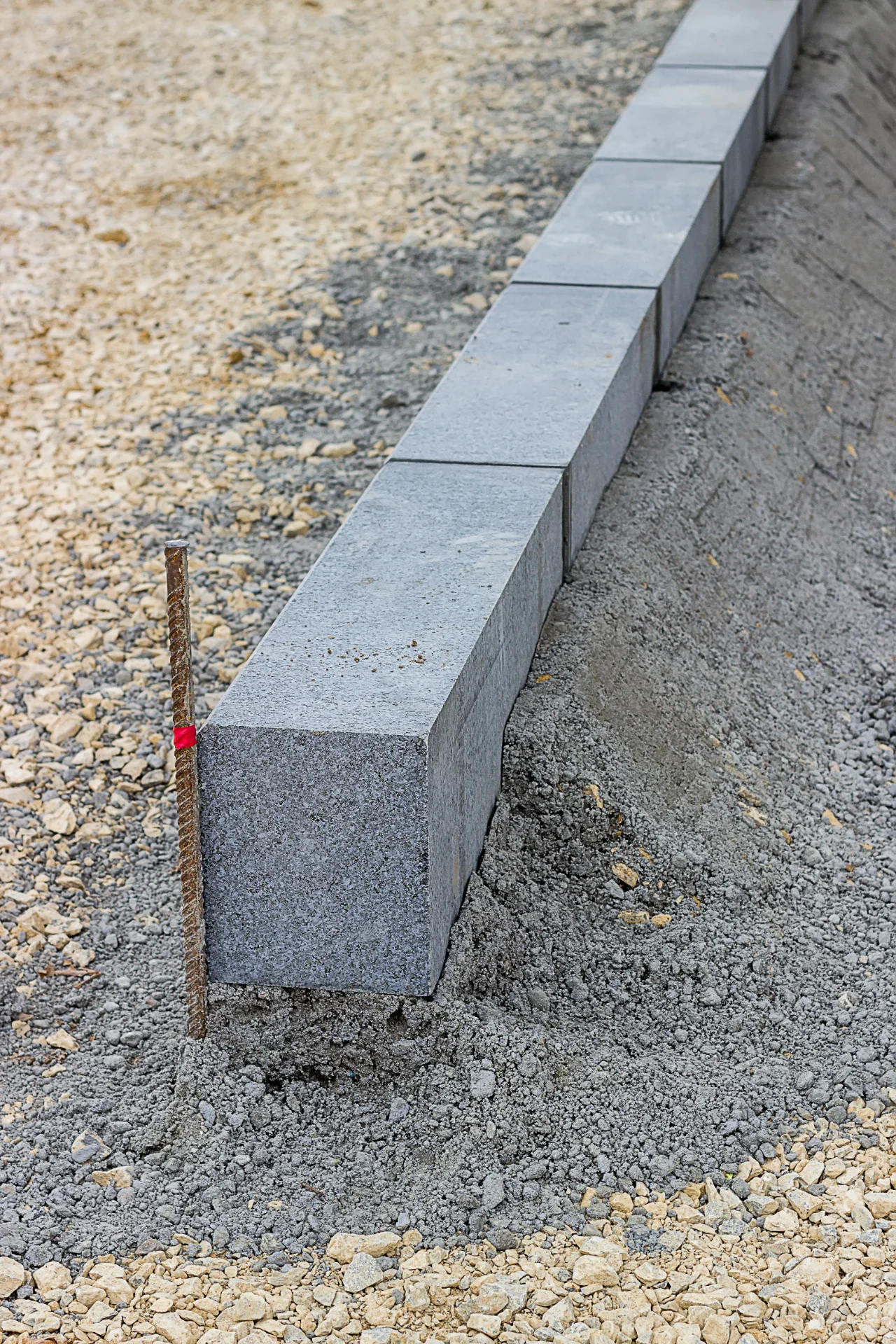 Klar til opbygning: Betonblokke til træterrasse.